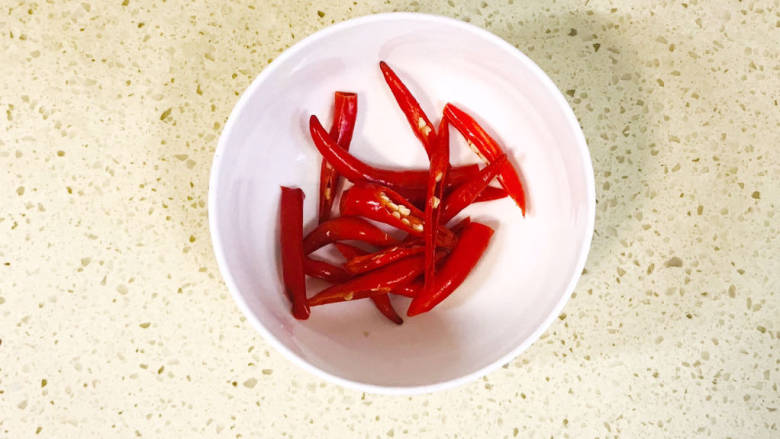 芹菜炒香干,准备<a style='color:red;display:inline-block;' href='/shicai/ 86663'>红辣椒</a>,切成斜刀