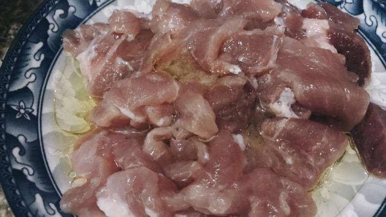 香菇肉片煲,加入盐,油,料酒腌制片刻