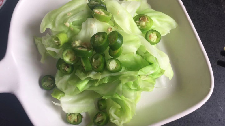 凉拌手撕包菜,放入盘中,加入线椒圈