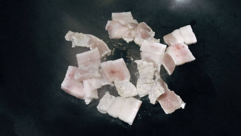 猪肉烧板栗,干锅下猪肉,煸至变白