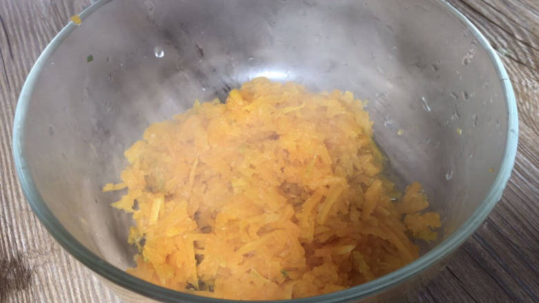 田园南瓜饼,取出蒸好的南瓜,装入大点的容器中
