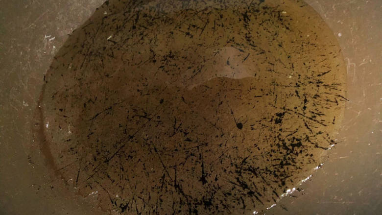 西红柿鸡蛋打卤面,开大火,锅里放油