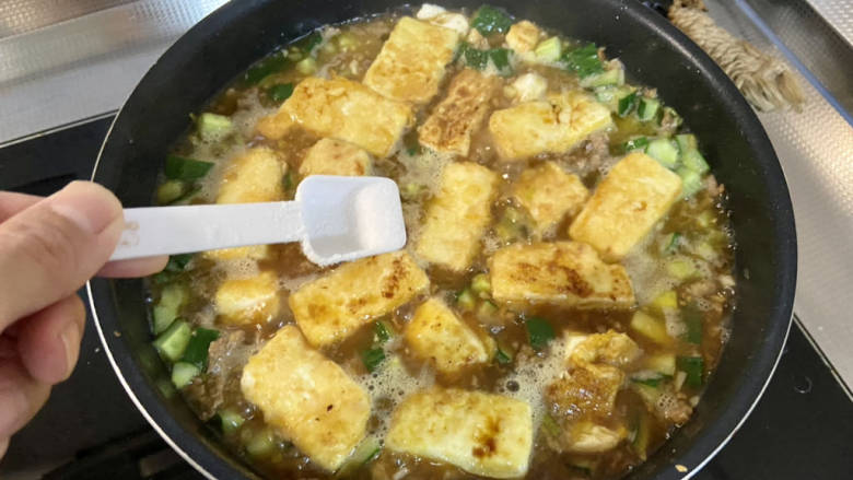黄瓜烧豆腐,尝下咸淡,如果觉得淡,可以根据自己口味补充少许盐