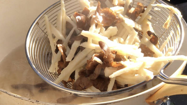 鱼香肉丝,捞出沥水备用