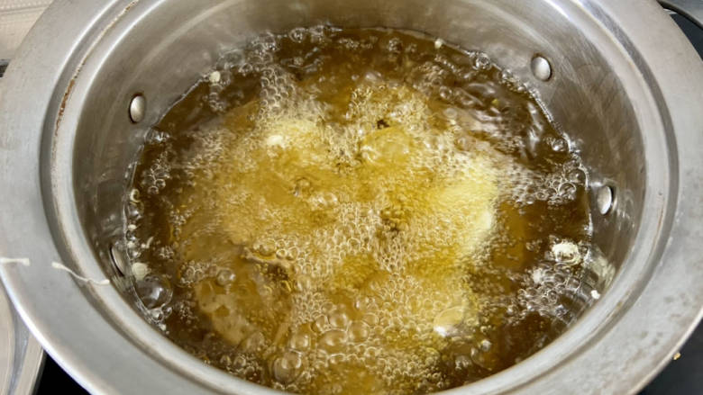 番茄炒鱼片,鱼片一片片挂浆下锅,小火炸到浮起,捞出沥油