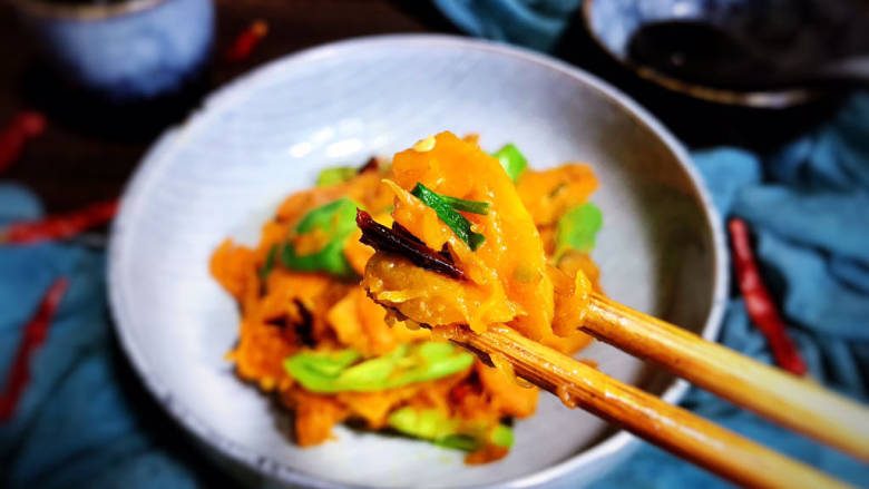辣椒干炒南瓜,上桌即可食用
