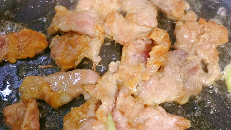 青瓜牛肉炒饭,大火翻炒至9成熟