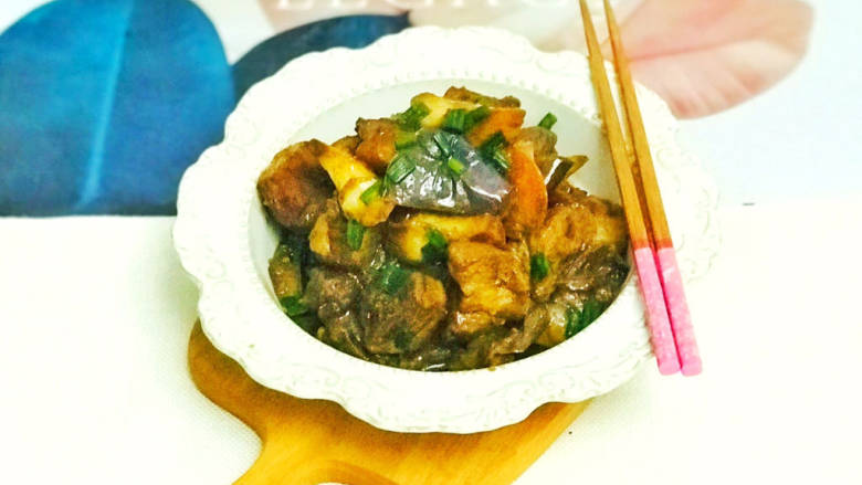 茭白茄子焖肉,装盘后,撒入葱花提味,美味的茭白茄子焖肉就做好了