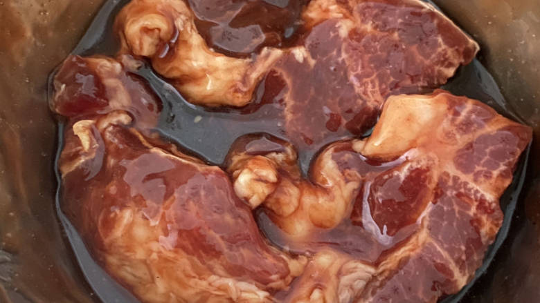 空气炸锅叉烧,加入叉烧酱，耗油，<a style='color:red;display:inline-block;' href='/shicai/ 3729'>白糖</a>，<a style='color:red;display:inline-block;' href='/shicai/ 692'>酱油</a>腌制5小时以上。用牙签戳戳帮助入味。中途不断翻面搅拌下。