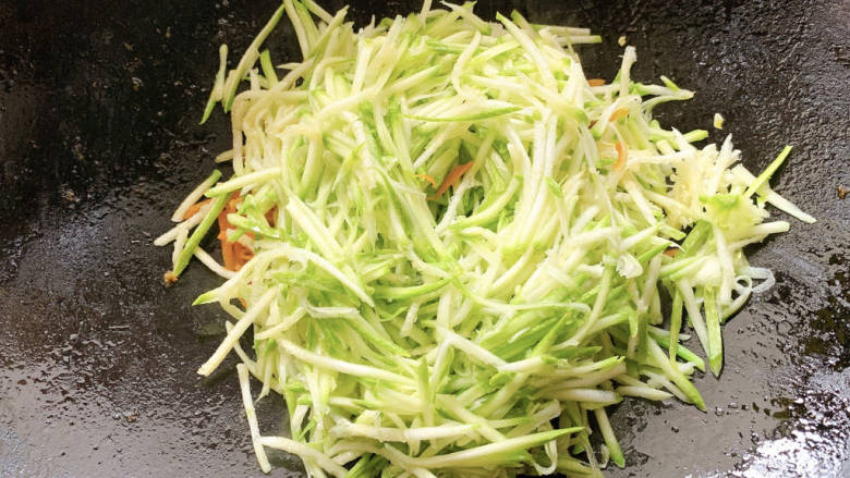 嫩南瓜炒肉丝,加入嫩南瓜,中火快炒