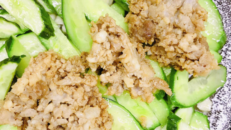 青瓜炒意面,放入<a style='color:red;display:inline-block;' href='/shicai/ 6660'>肉臊子</a>