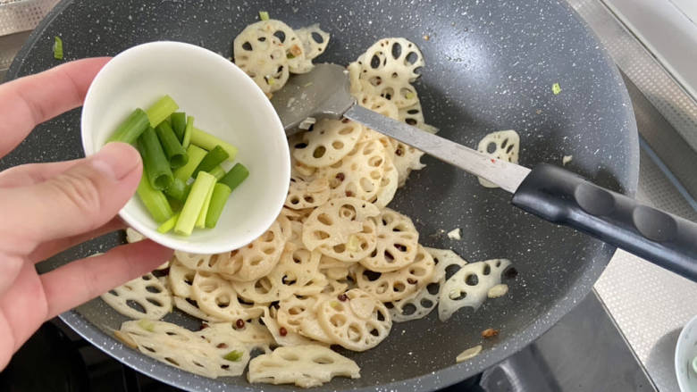 炝炒藕片,撒葱叶段,翻炒出锅