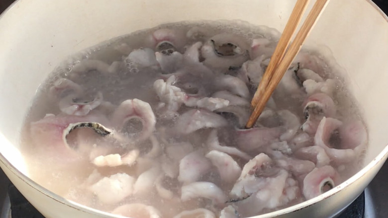 葱油鱼片,起锅烧开水,放入鱼片,拌散开,中火煮沸