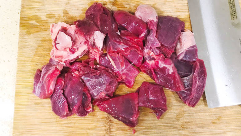 红焖牛肉煲,切成大块