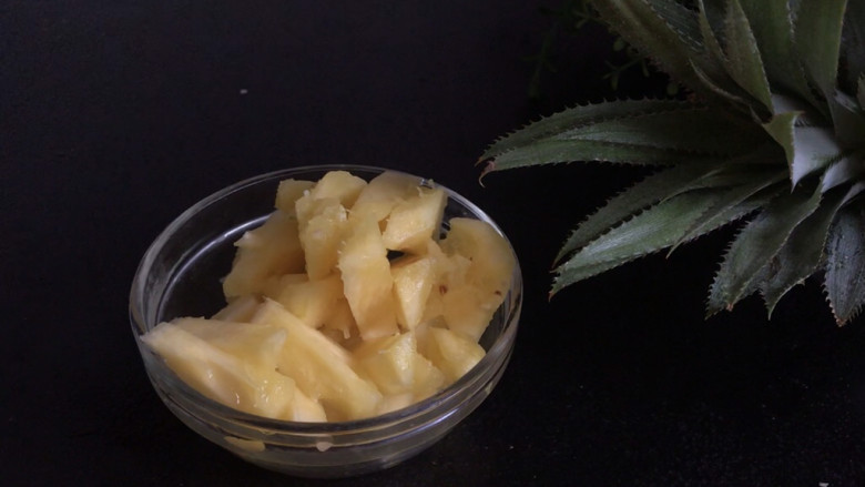 菠萝炒鸡,浸泡好的菠萝洗净,沥水切成小丁