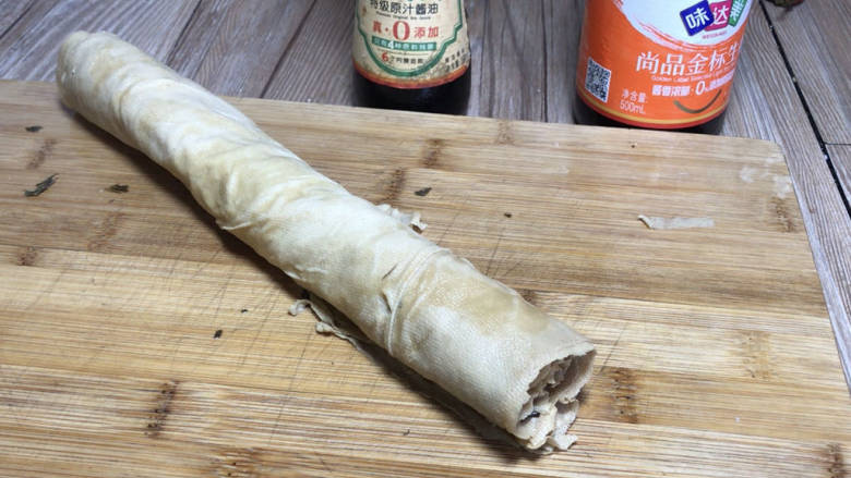 卤豆腐皮,卷后成卷,卷的越紧越好