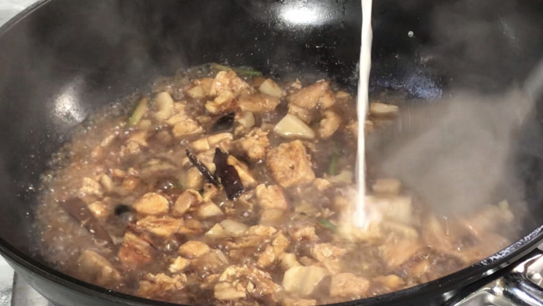 豆腐卤面,淋入淀粉水勾芡,备用