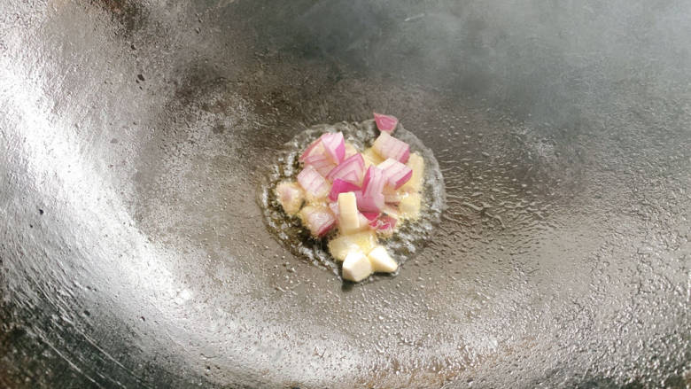 杏鲍菇炒鸡丁,锅烧热油,加入洋葱爆炒出香味