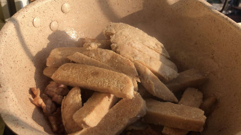 白菜炖豆渣,放入豆渣,炒匀上色