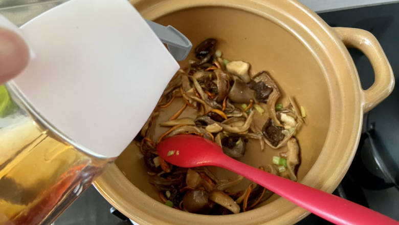 豆腐蛋花汤➕杂菌豆腐蛋花汤,淋半汤匙<a style='color:red;display:inline-block;' href='/shicai/ 718'>料酒</a>,煸炒去腥