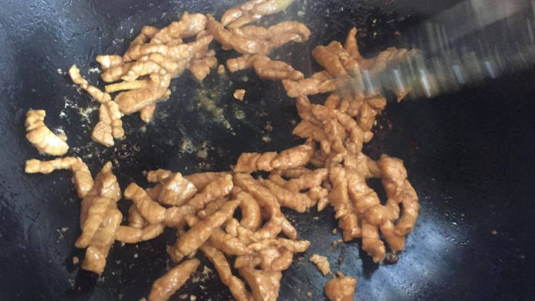 茭白烧肉,炒至变色,盛出备用