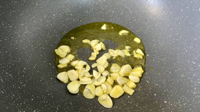 培根炒秋葵➕培根木耳炒秋葵,热锅冷油,下姜蒜片,中小火煸香