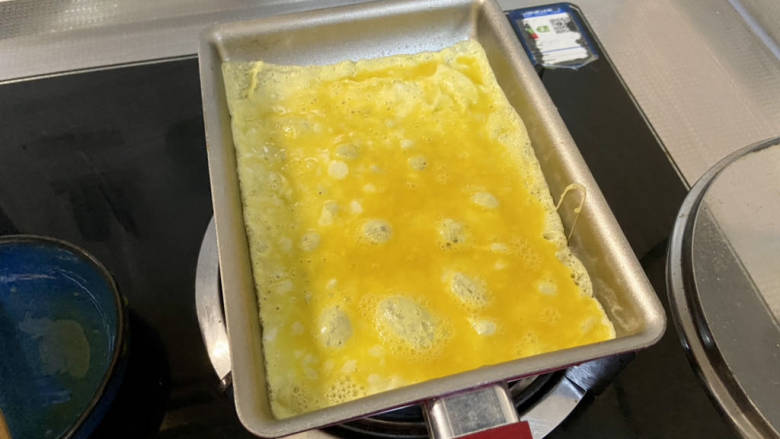 雪碧拌面,平底锅加热,刷一层食用油,倒入蛋液晃动锅子,蛋液平铺,小火煎到两面定型盛出