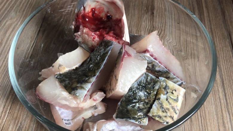 红烧草鱼块,装入容器中,加盐抓捏均匀,腌制半小时