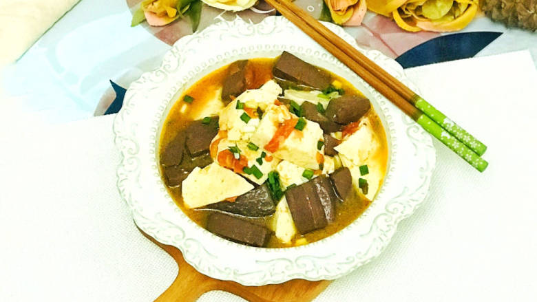 酸辣豆腐,装盘后,撒上葱花装饰