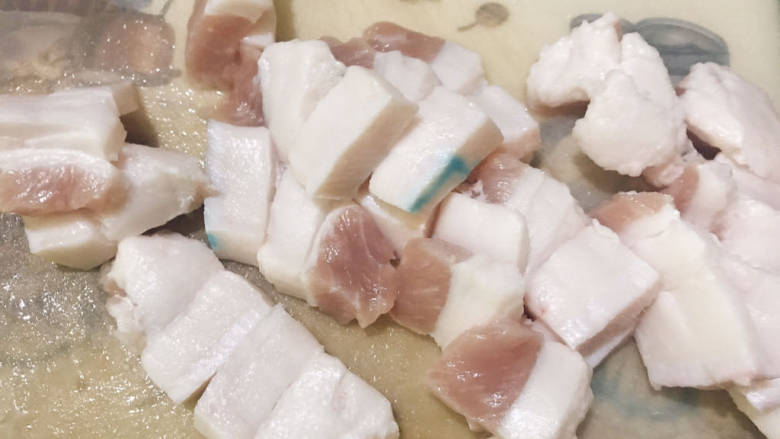 红烧猪肥肉,肥猪肉洗干净后切片