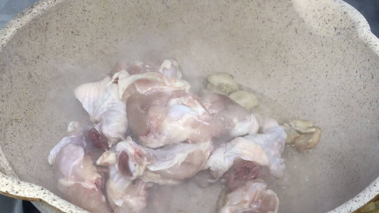 莲藕酱炖鸡腿肉,放入鸡腿肉,煸炒至表面金黄