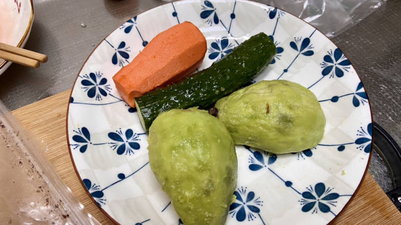 牛油果拌饭,胡萝卜削皮洗净,黄瓜搓洗干净,牛油果切半去核去皮