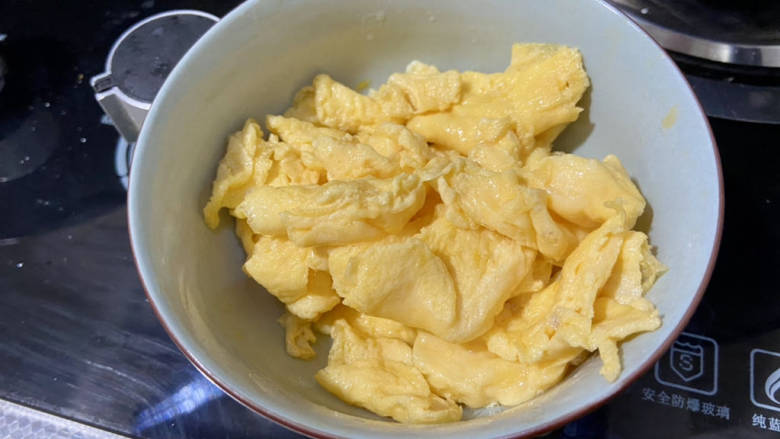 包菜胡萝卜炒鸡蛋,滑炒成形,铲成块,沥油盛出备用