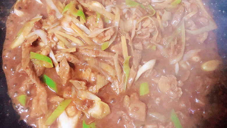 京葱炒肉丝,入味后,即可出锅了!