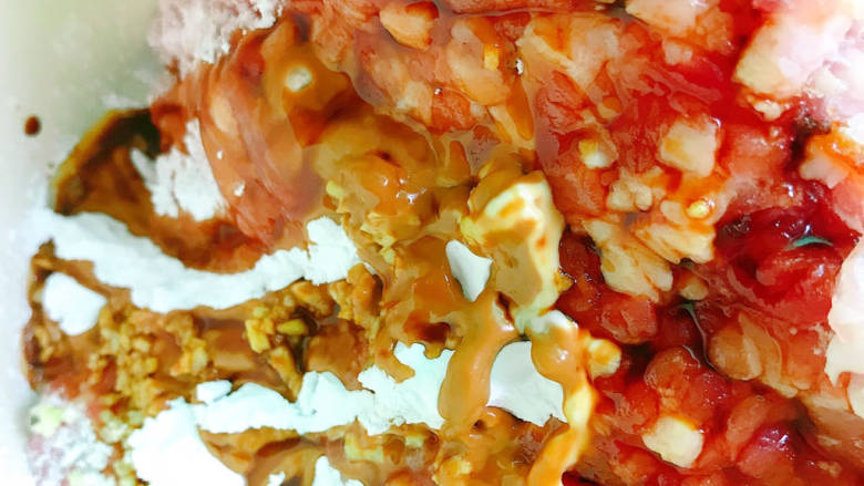 包菜猪肉饺子,加入<a style='color:red;display:inline-block;' href='/shicai/ 788'>生抽</a>