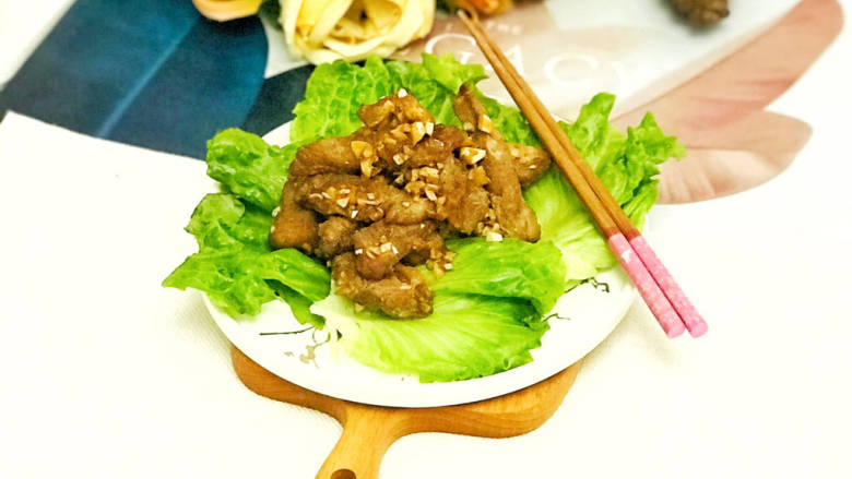 烤里脊肉,美味的烤里脊肉上桌了,用生菜包起来,大快朵颐吧