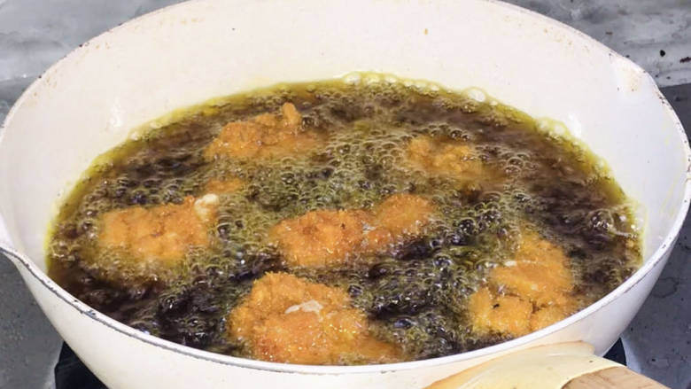 香酥炸鸡腿,放入5成热的油锅中,小火炸3分钟以上,至鸡腿变大
