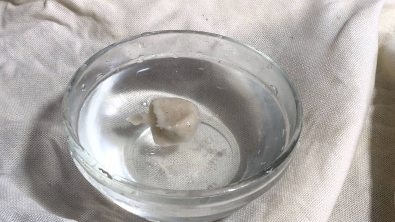 手工肉丸,约15分钟后鱼蓉搅拌差不多了,取一小团放入水中,浮在水面上即可