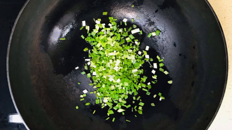家常鸡块,起油锅,加入葱花爆香