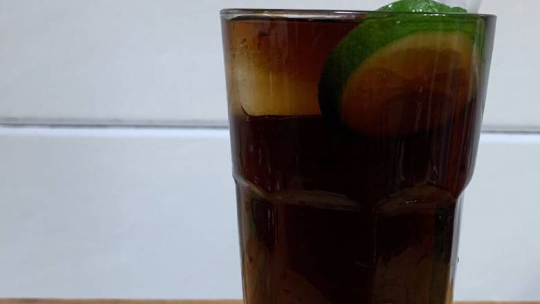 来杯自由古巴,倒入<a style='color:red;display:inline-block;' href='/shicai/ 911'>可乐</a>