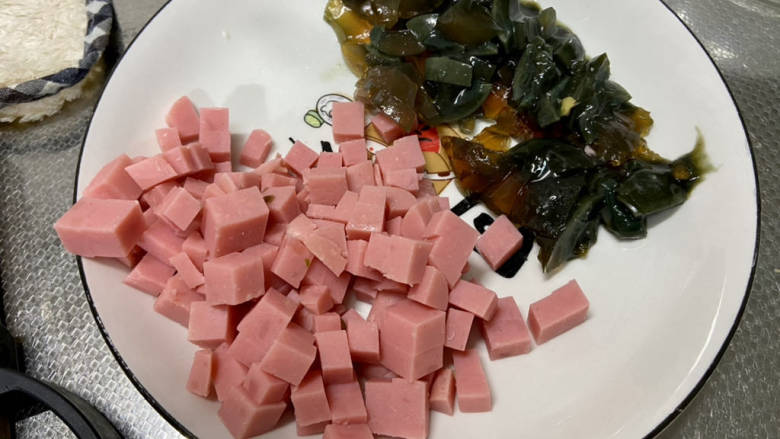皮蛋火腿粥,皮蛋剥壳洗净切小块,火腿切小块