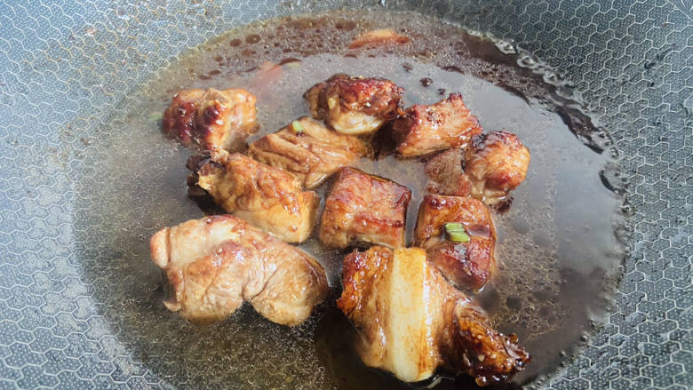 板栗排骨煲,加入清水莫过食材,大火烧开转中小火炖煮30分钟