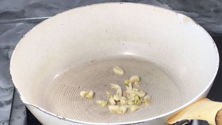 蒜香茭白,起锅热油,放入蒜末炒香