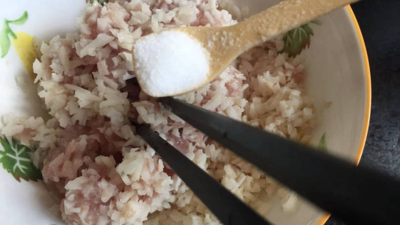 莲藕丸子,将藕倒入肉泥中,加入适量盐