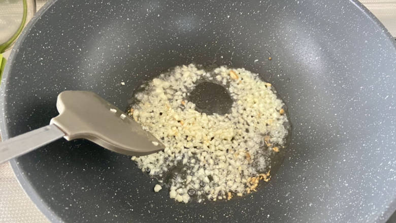 家常蒸排骨➕蒜蓉土豆蒸排骨,热锅多加点油,油温热,下一半蒜末,小火慢炸,炸到蒜末金黄