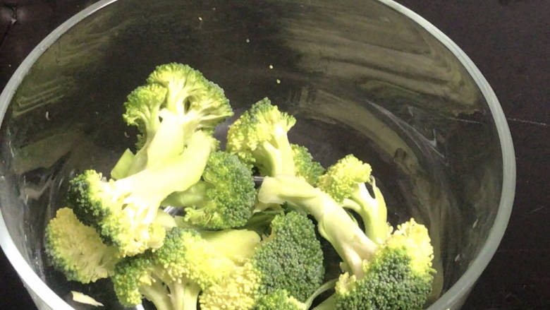 鸡胸肉蔬菜沙拉,西兰花洗净,切成小朵