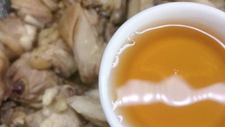 青椒杏鲍菇焖鸡,放入<a style='color:red;display:inline-block;' href='/shicai/ 718'>料酒</a>
