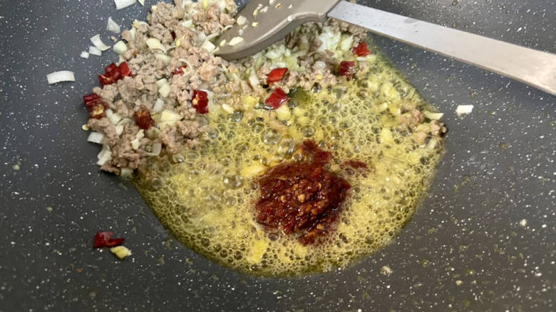 酸辣豆腐➕肉末酸辣豆腐,肉末料头推到一边,加入一汤匙<a style='color:red;display:inline-block;' href='/shicai/ 46964'>郫县豆瓣酱</a>,小火煸出红油
