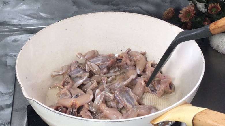酱香田鸡,起锅热油,放入田鸡,炒匀至变色