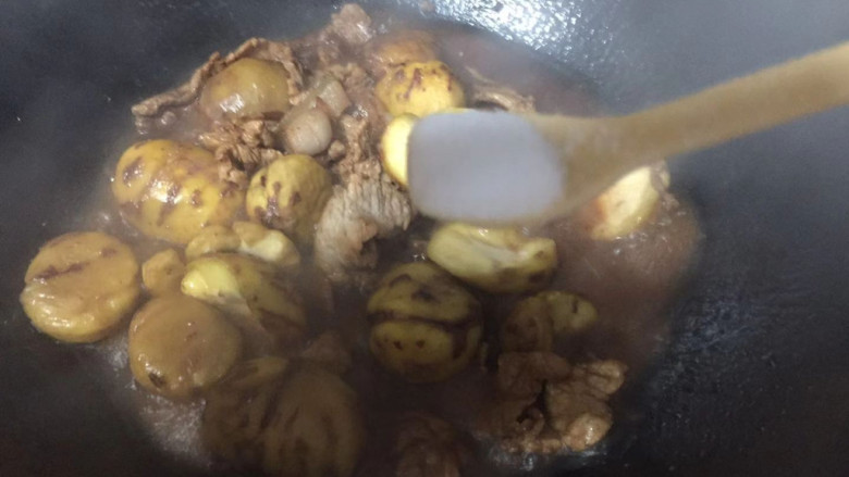 猪肉烧板栗,少许盐(如果酱油加的够了可以不用放盐)焖煮入味